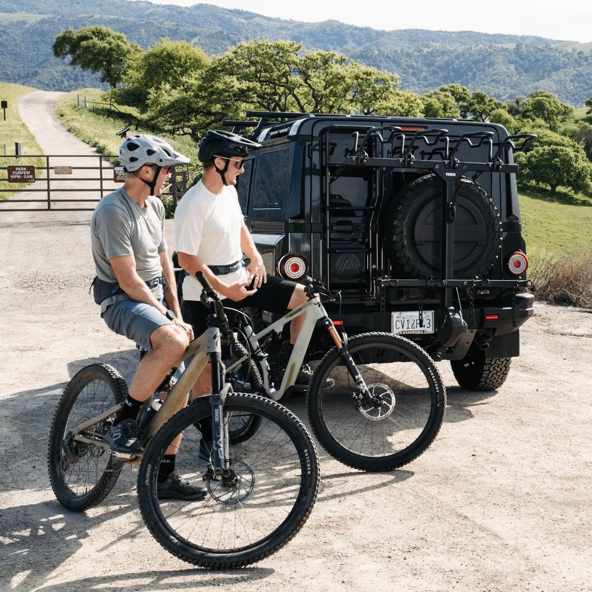 Thule ReVert 4 Bike Vertical Hitch Rack